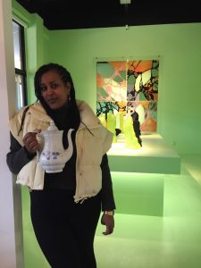 Makda Embaie på besök på The Glass Factory