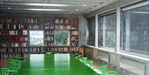 Biblioteket med konferensbord