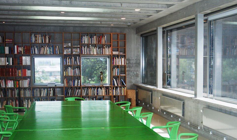 Biblioteket med konferensbord