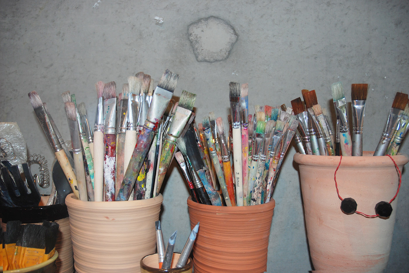 Anvädna penslar i keramikkrukor