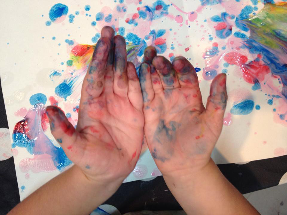 händer med målarfärg