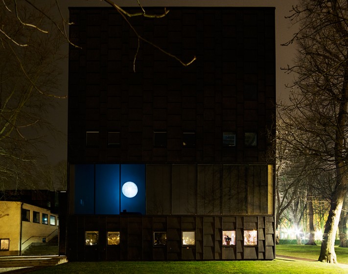 Upplev utställningen även på natten ifrån parken!