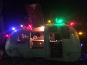 Husvagn med kulörta lyktor