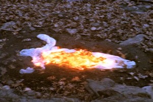 Ana Mendieta: stillbild, Alma Silueta en Fuego (Silueta de Cenizas), 1975, 3:07 min. Courtesy Galerie Lelong, New York.