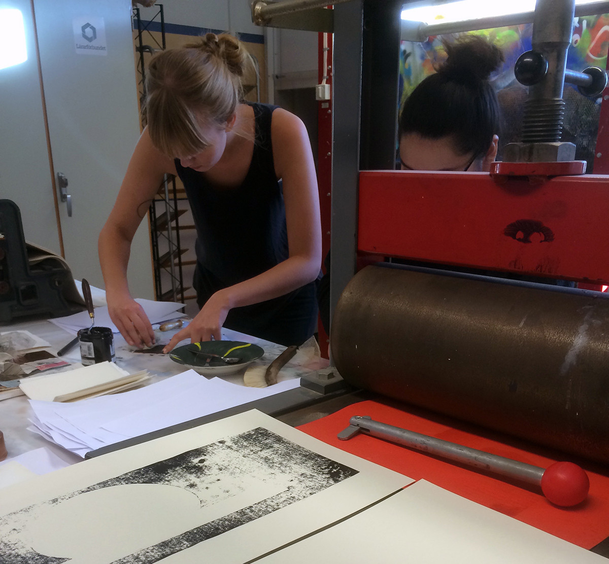 Studenter som arbetar i ateljén