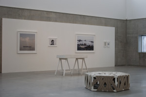 Daniel Hoflund, Installation: Sjömansänka av Gustaf Cederström (1885), fotografier och objekt. Foto: Daniel Hoflund