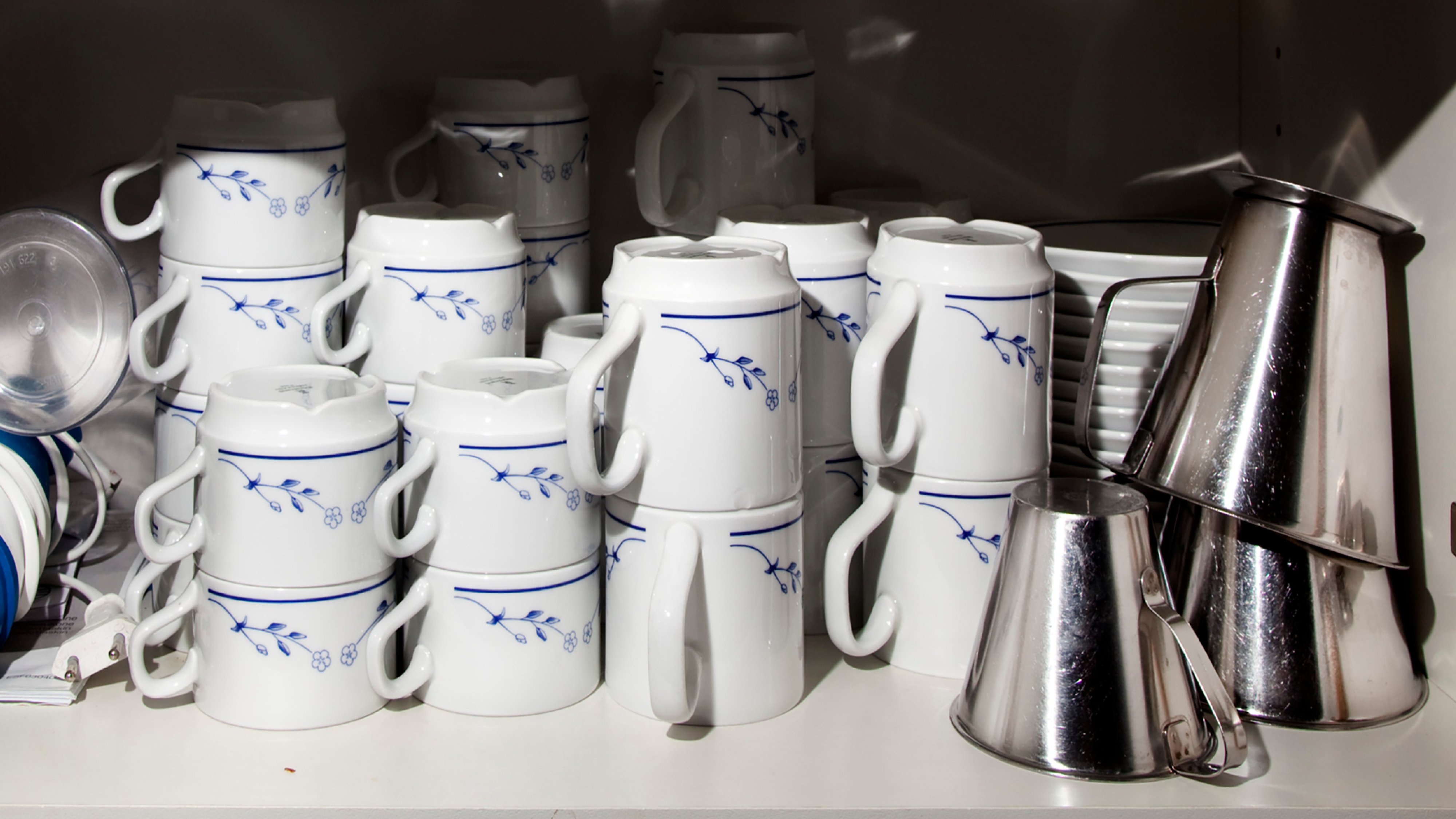 Kaffekoppar på en hylla