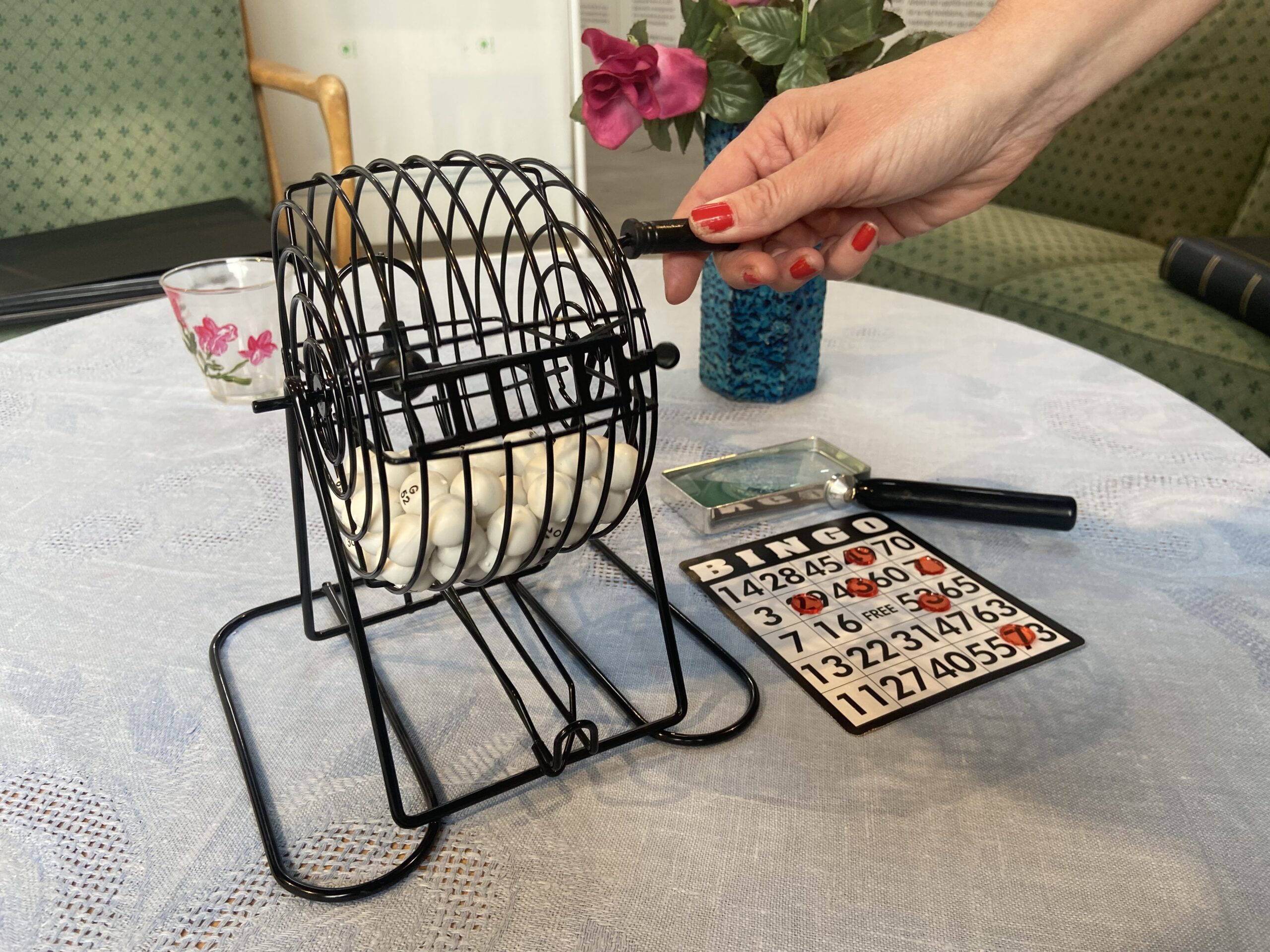 Hand med rött nagellack som snurrar ett bingohjul