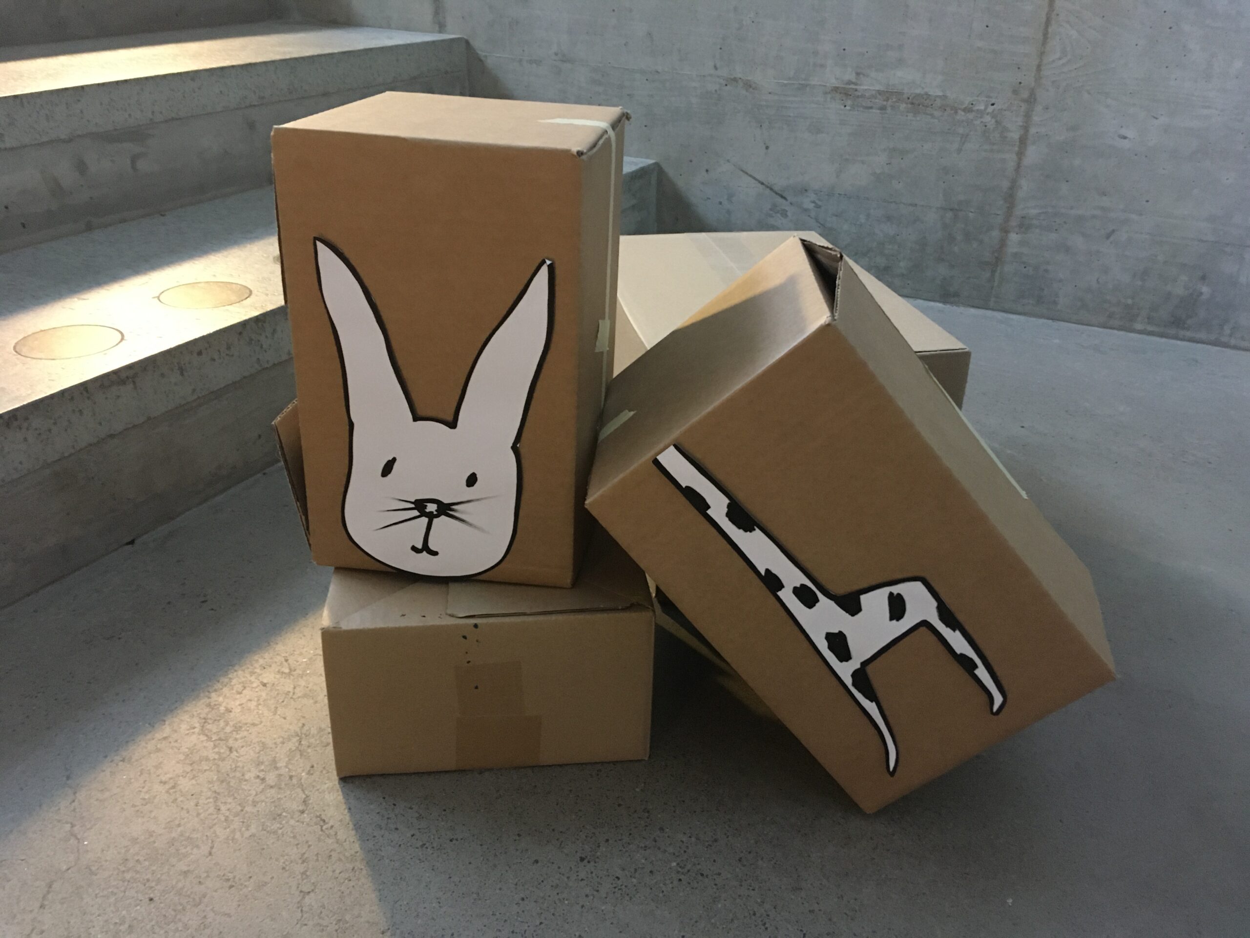 Kartonger med tecknade figurer i museets trapphus