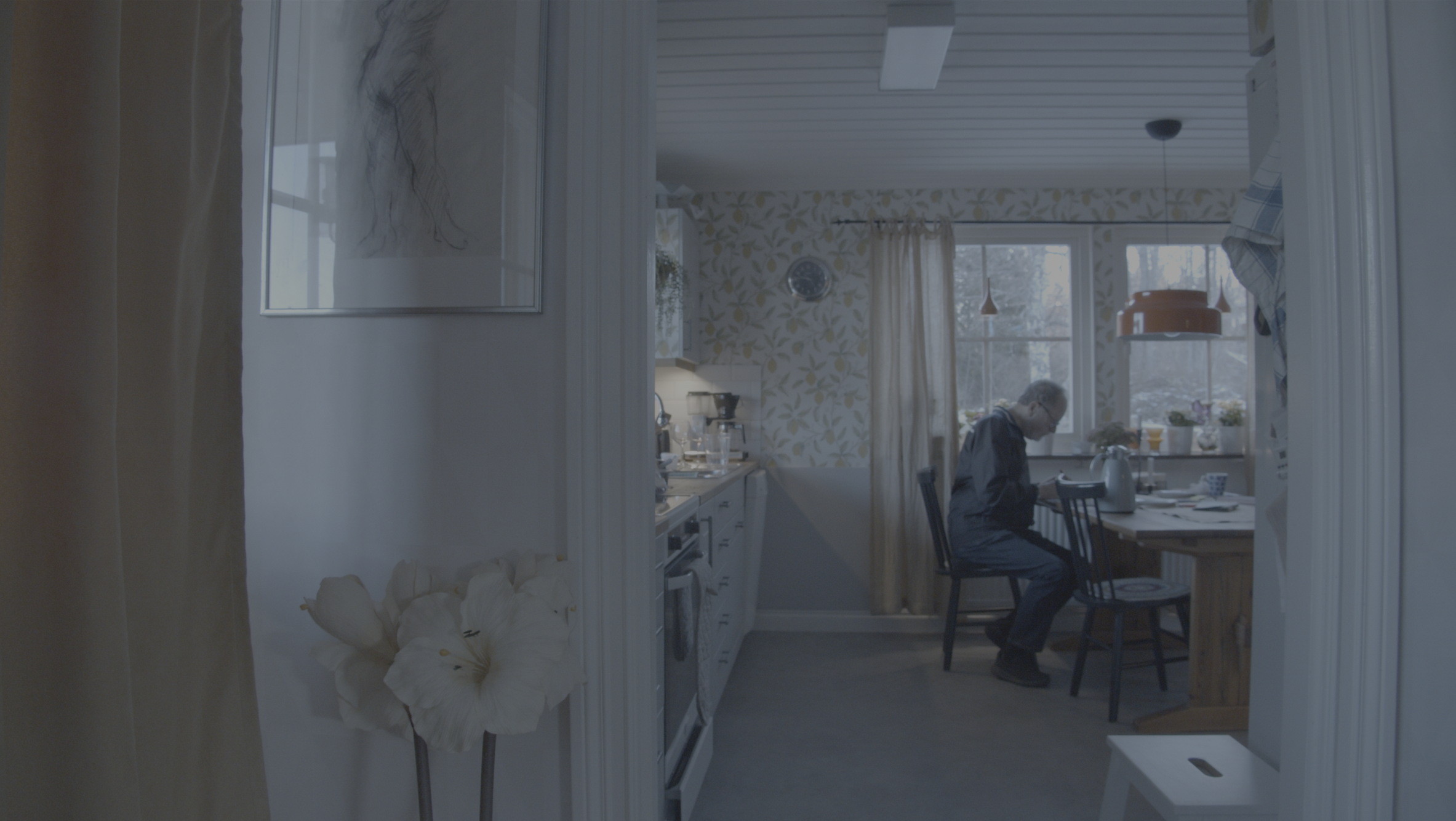 En man sitter vid ett lantligt köksbord