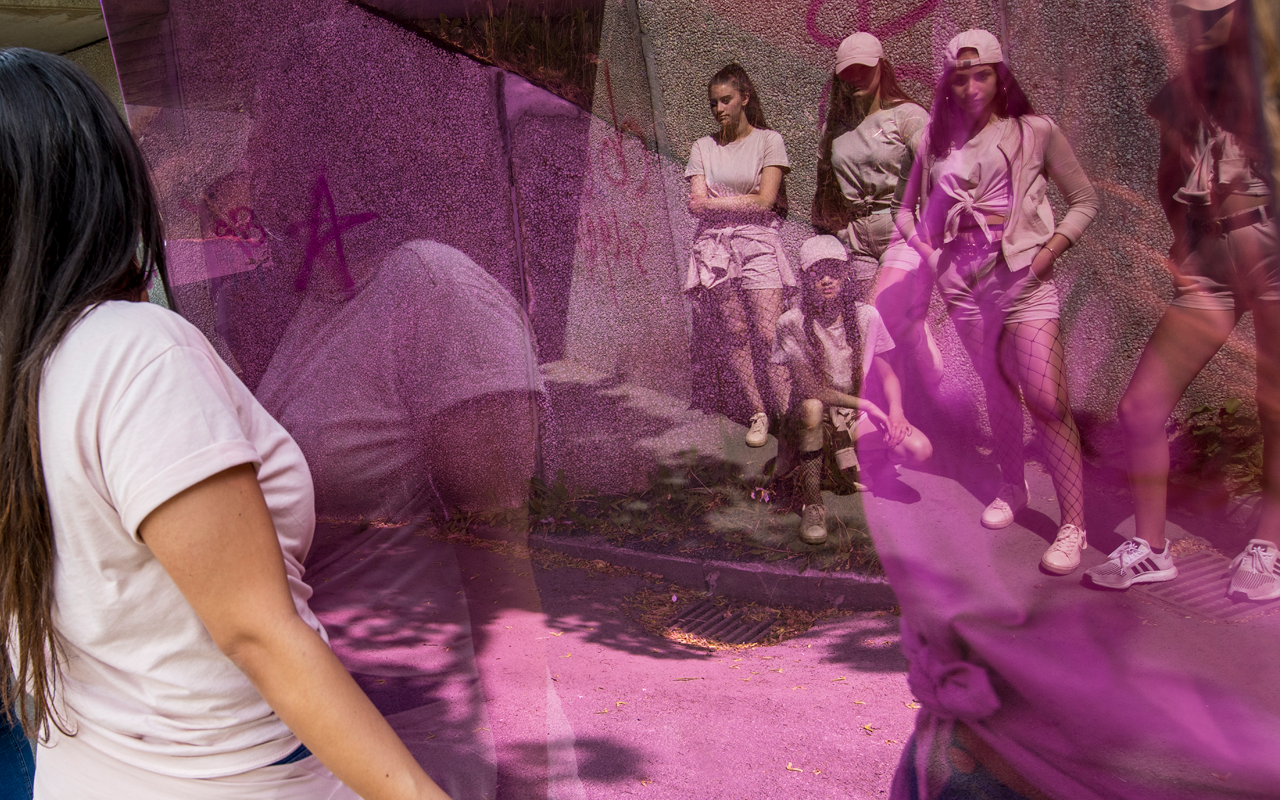 Ett gäng tjejer står mot en betongvägg